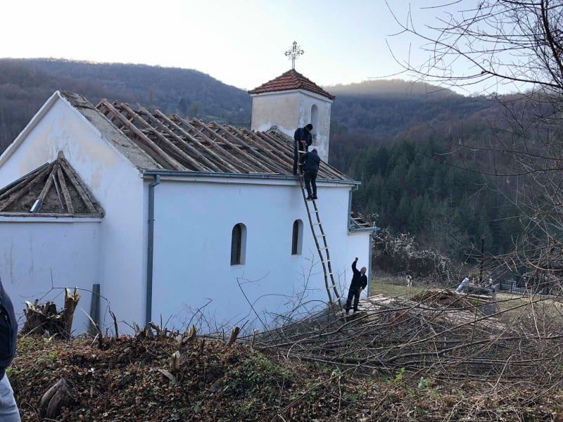 Реконструкција крова цркве Света Петке у Лесници